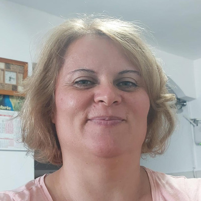 Portret Răduța Săroși, psihopedagog de recuperare la Asociația Zâne și Dragoni